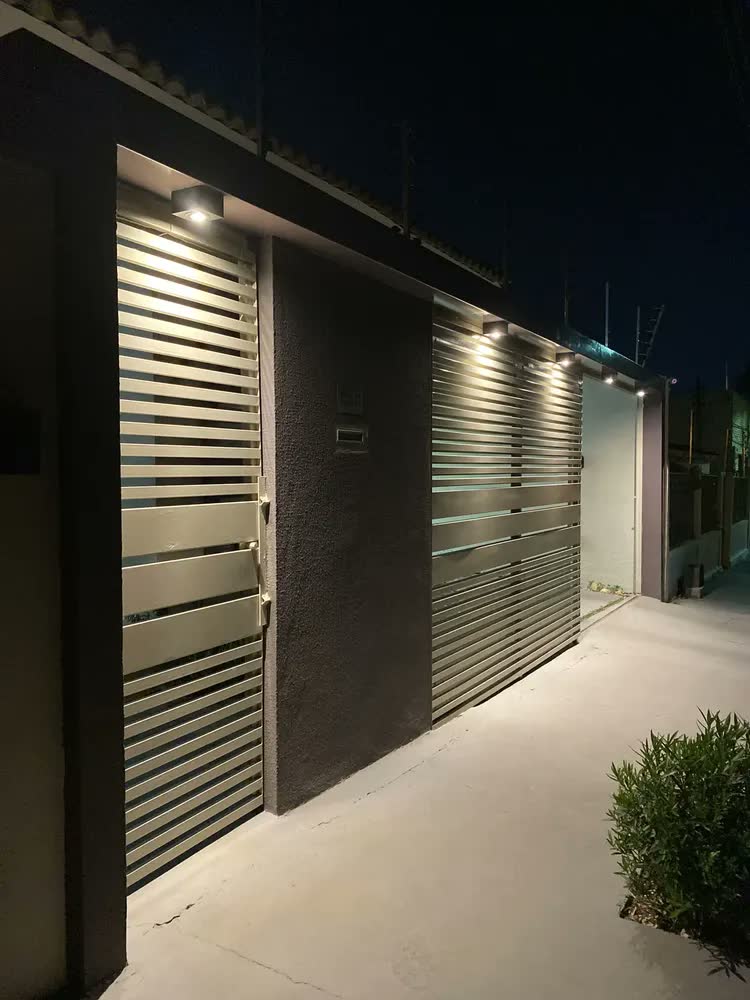 foto de Spot Para Beiral Sobrepor Teto Dicroica Led Incluso Cor Preto Led Quente