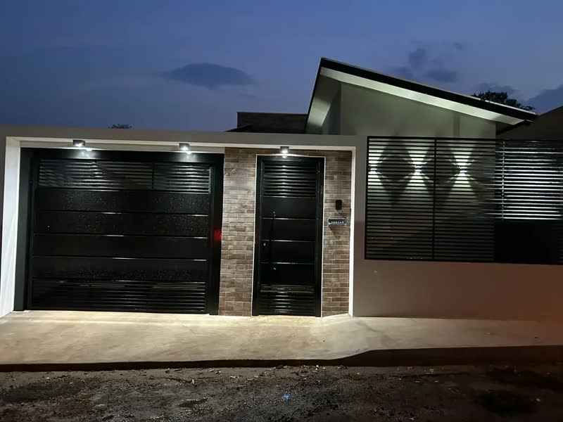 foto de Spot Para Beiral Sobrepor Teto Dicroica Led Incluso Cor Preto Led Quente