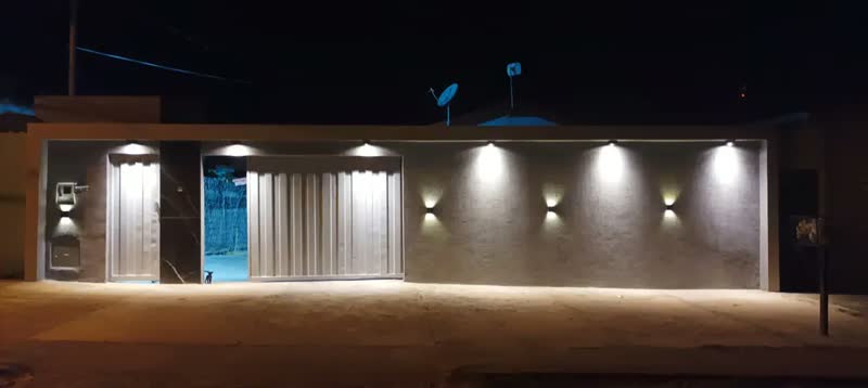 foto de Spot Para Beiral Sobrepor Teto Dicroica Led Incluso Cor Preto Led Quente