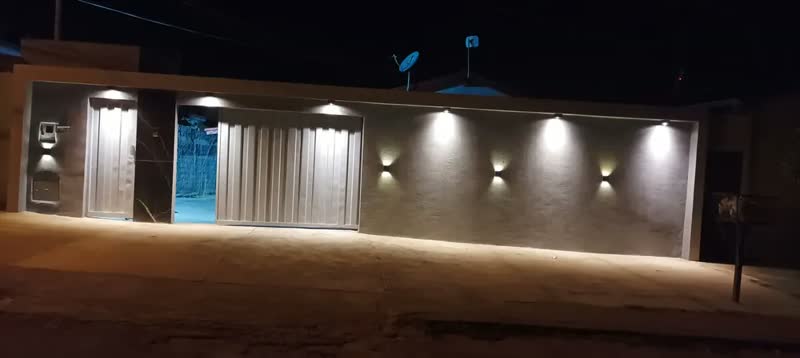 foto de Spot Para Beiral Sobrepor Teto Dicroica Led Incluso Cor Preto Led Quente