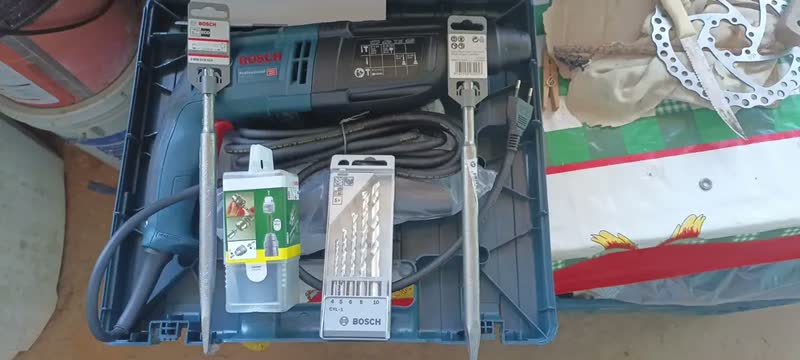 foto de Martelete Perfurador Rompedor 820w C/5 Brocas Gbh2-24d Bosch Voltagem