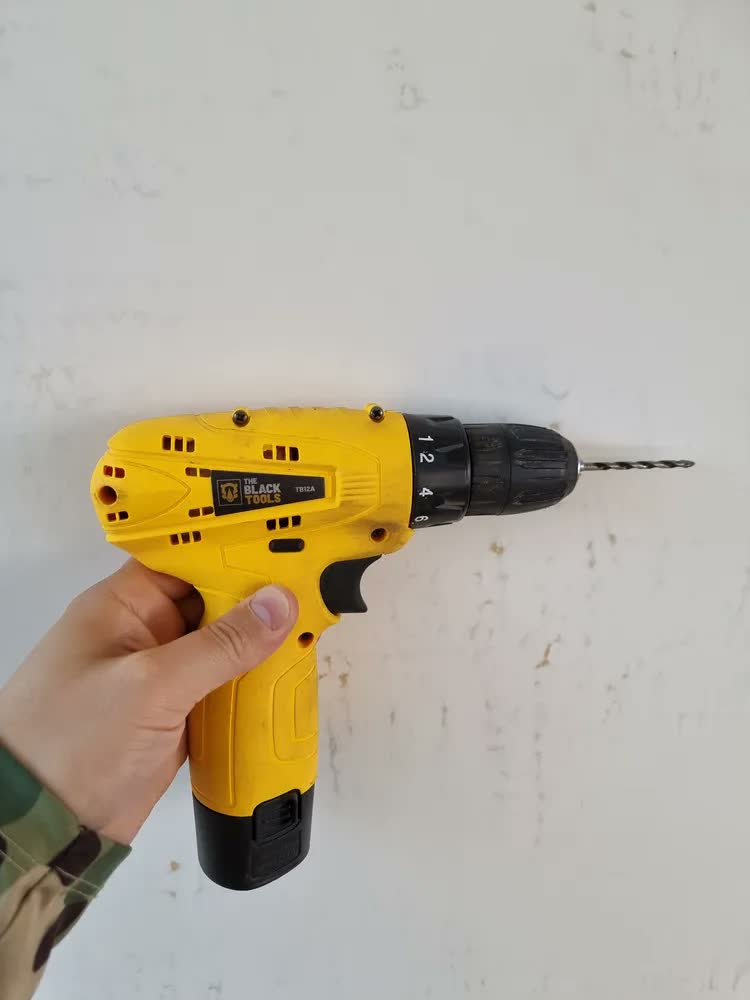 foto de Parafusadeira Furadeira The Black Tools TB12A 3/8 a Bateria Cor Amarelo Frequência 60Hz