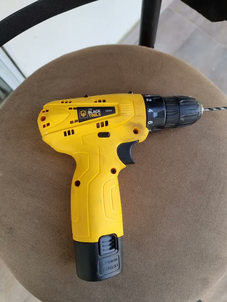 foto de Parafusadeira Furadeira The Black Tools TB12A 3/8 a Bateria Cor Amarelo Frequência 60Hz