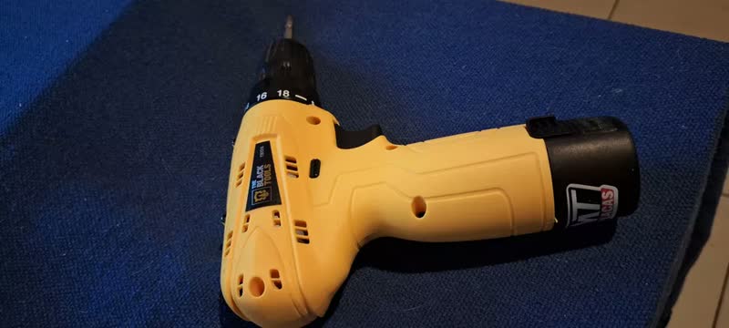 foto de Parafusadeira Furadeira The Black Tools TB12A 3/8 a Bateria Cor Amarelo Frequência 60Hz