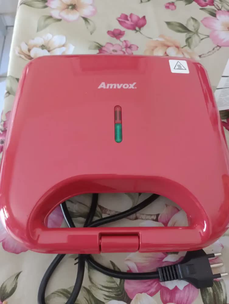 foto de Sanduicheira e Grill Elétrica 750W Lanches Dupla Antiaderente Preta Amvox AMS 370 BLACK