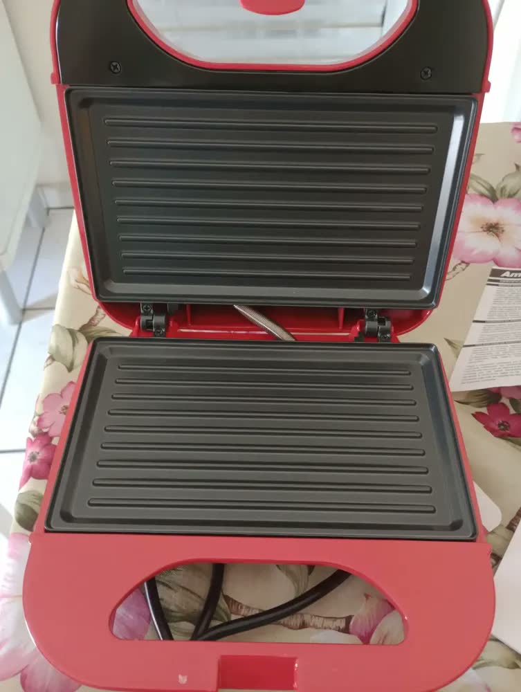 foto de Sanduicheira e Grill Elétrica 750W Lanches Dupla Antiaderente Preta Amvox AMS 370 BLACK