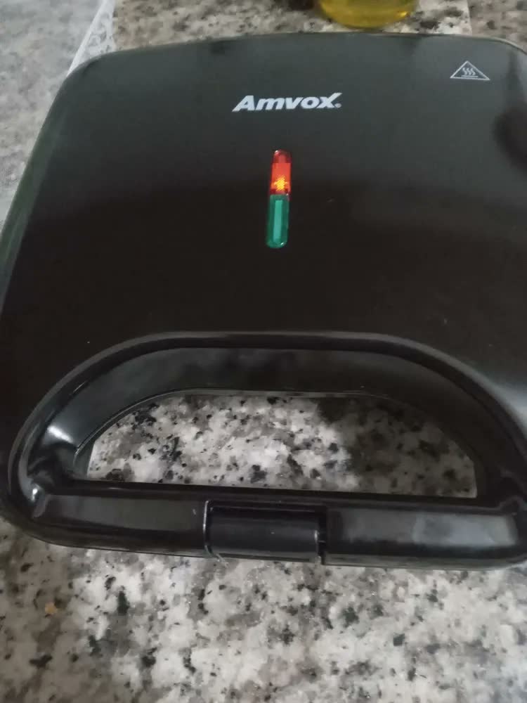 foto de Sanduicheira e Grill Elétrica 750W Lanches Dupla Antiaderente Preta Amvox AMS 370 BLACK