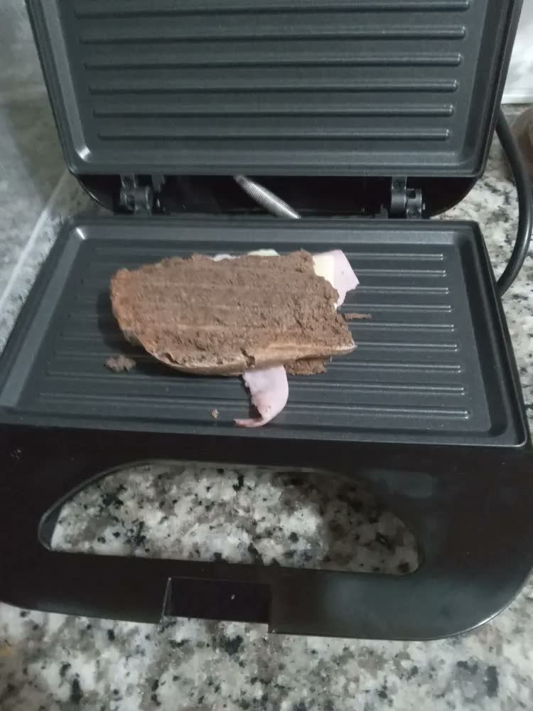 foto de Sanduicheira e Grill Elétrica 750W Lanches Dupla Antiaderente Preta Amvox AMS 370 BLACK