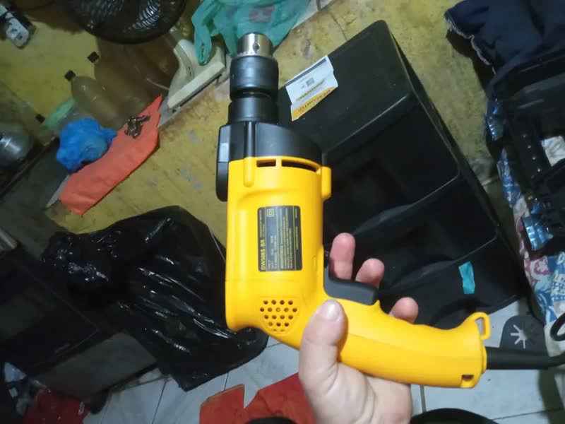 foto de Furadeira Impacto Reversivel 1/2 800w Dw508sk Dewalt Cor Amarelo Voltagem