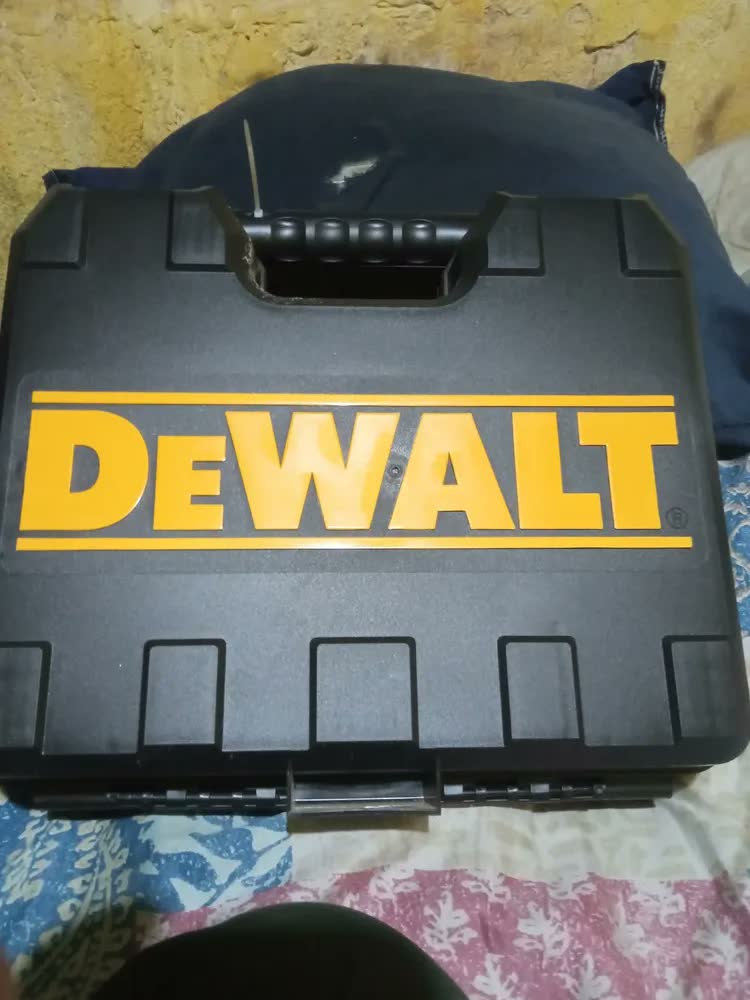 foto de Furadeira Impacto Reversivel 1/2 800w Dw508sk Dewalt Cor Amarelo Voltagem