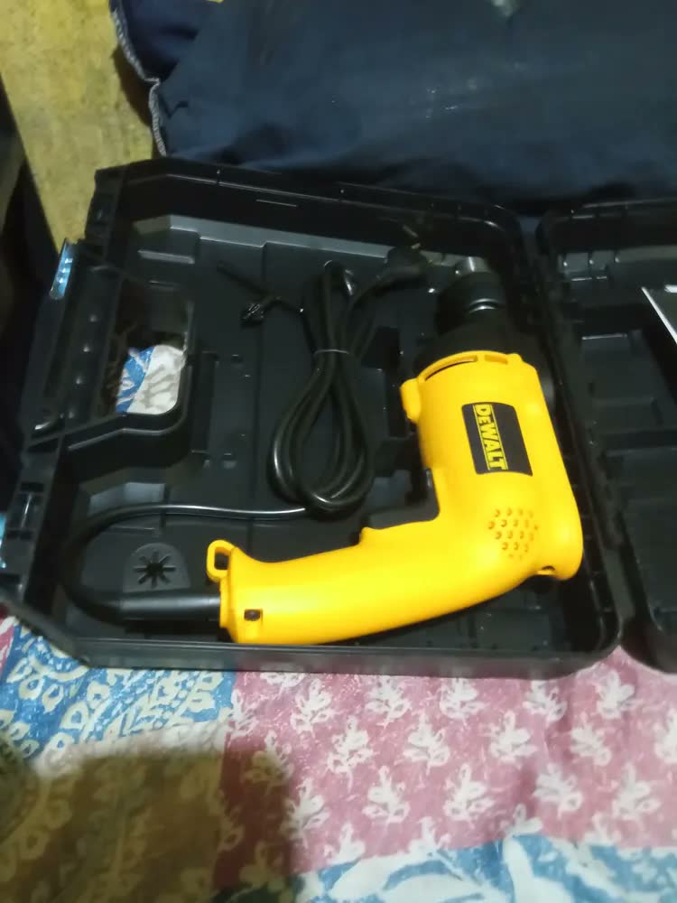foto de Furadeira Impacto Reversivel 1/2 800w Dw508sk Dewalt Cor Amarelo Voltagem