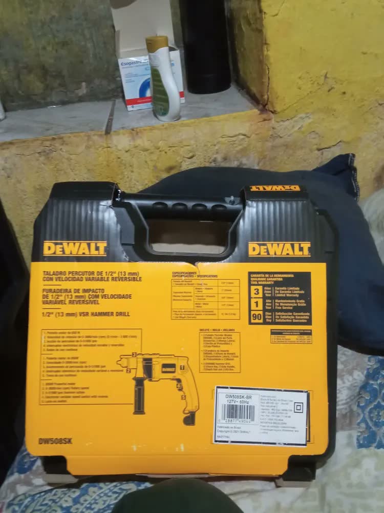 foto de Furadeira Impacto Reversivel 1/2 800w Dw508sk Dewalt Cor Amarelo Voltagem