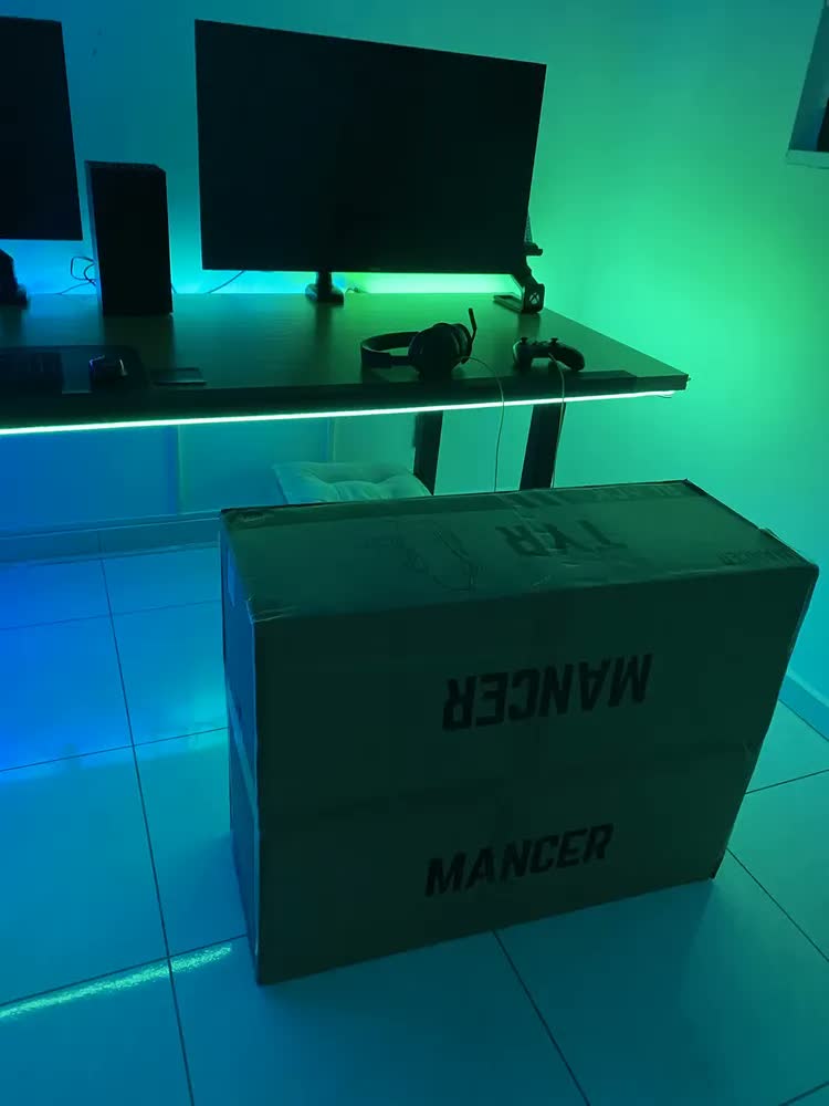 foto de Cadeira Gamer Mancer Tyr Purple Edition, Preta E Roxa Cor Preto/Violeta Material do estofamento Couro sintético