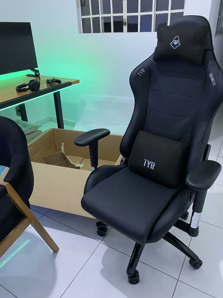 foto de Cadeira Gamer Mancer Tyr Purple Edition, Preta E Roxa Cor Preto/Violeta Material do estofamento Couro sintético