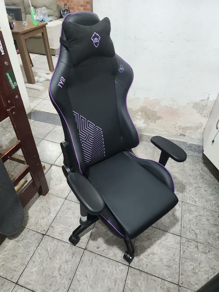 foto de Cadeira de escritório Mancer Tyr MCR-TYR-PRP01 gamer preta com estofado de couro sintético