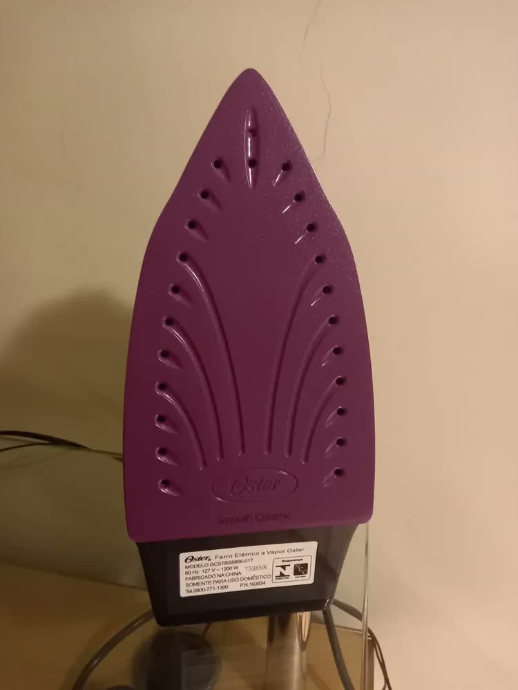 foto de Ferro De Passar A Vapor 5956 Preto E Roxo Oster Preto E Roxo