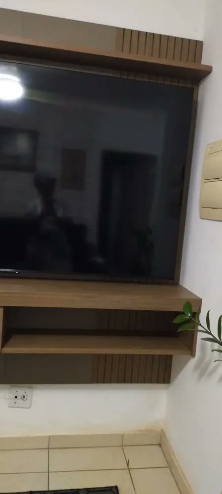 foto de Painel para TV até 65 Polegadas Jade 1,80m Ripado com 1 Porta de Correr e Prateleira 25 mm MDF MDP Cor Fendi Buriti Caemmun Suspenso 180x183x34 cm Sala de Estar Design Moderno Móvel Decorativo para TV