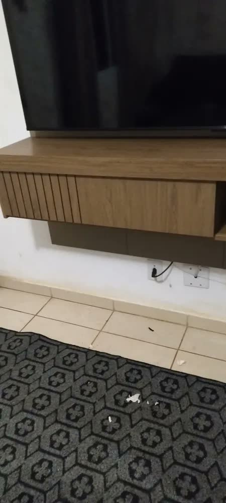 foto de Painel para TV até 65 Polegadas Jade 1,80m Ripado com 1 Porta de Correr e Prateleira 25 mm MDF MDP Cor Fendi Buriti Caemmun Suspenso 180x183x34 cm Sala de Estar Design Moderno Móvel Decorativo para TV
