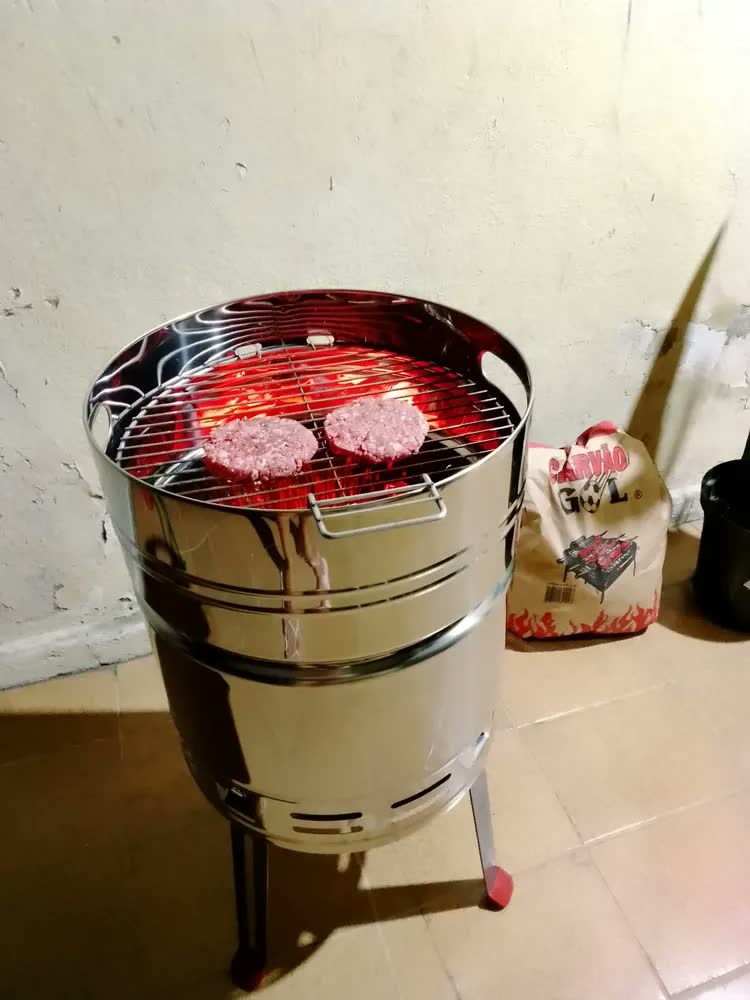 foto de Churrasqueira a Carvão Tramontina TCP 400 em Aço Inox com Bandeja para Carvão em Aço Esmaltado