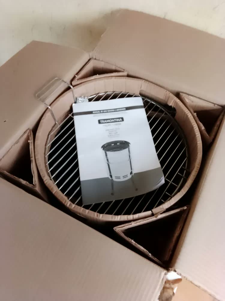 foto de Churrasqueira a Carvão Tramontina TCP 400 em Aço Inox com Bandeja para Carvão em Aço Esmaltado