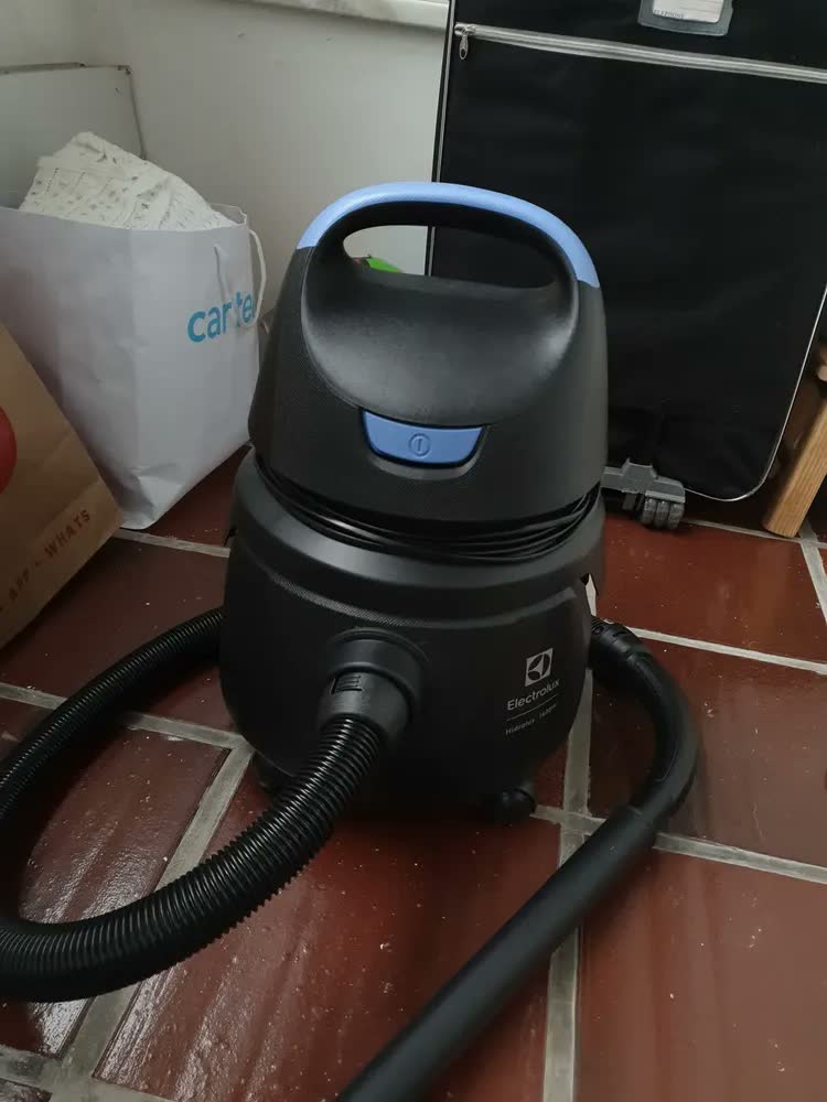foto de Aspirador Electrolux Hidrolux Awd01 5l preto azul cor preto azul
