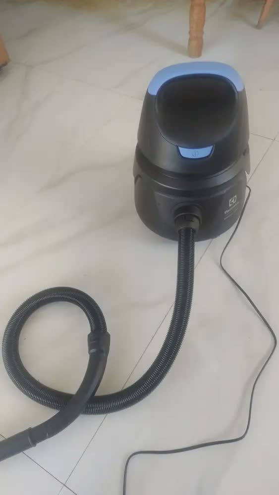 foto de Aspirador Electrolux Hidrolux Awd01 5l preto azul cor preto azul