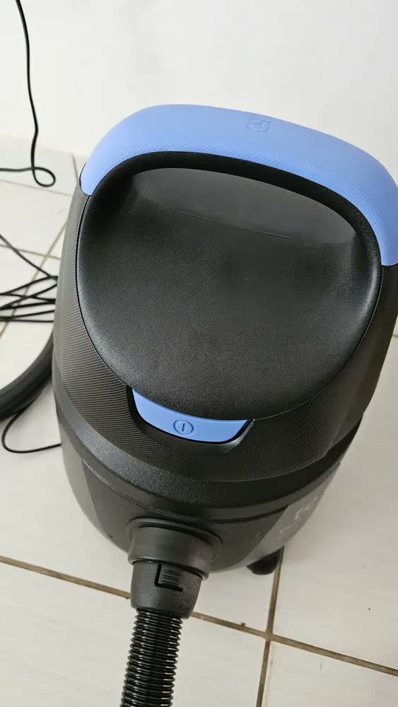 foto de Aspirador Electrolux Hidrolux Awd01 5l preto azul cor preto azul