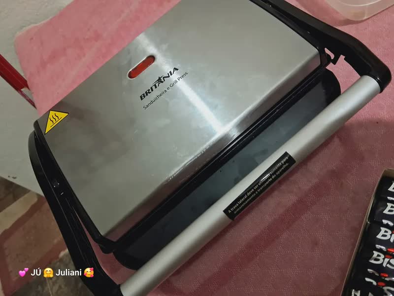 foto de Sanduicheira e Grill Britânia 2 em 1 Bgr27i de 850W com Trava Inox