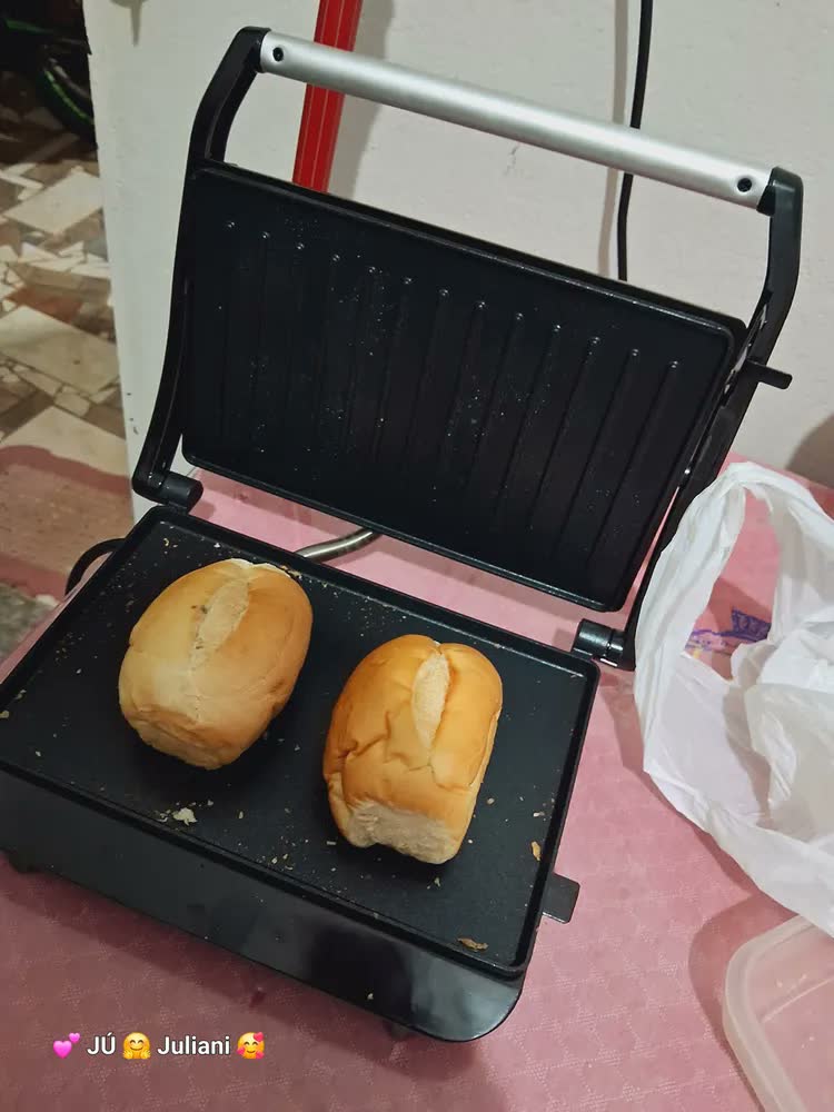 foto de Sanduicheira e Grill Britânia 2 em 1 Bgr27i de 850W com Trava Inox