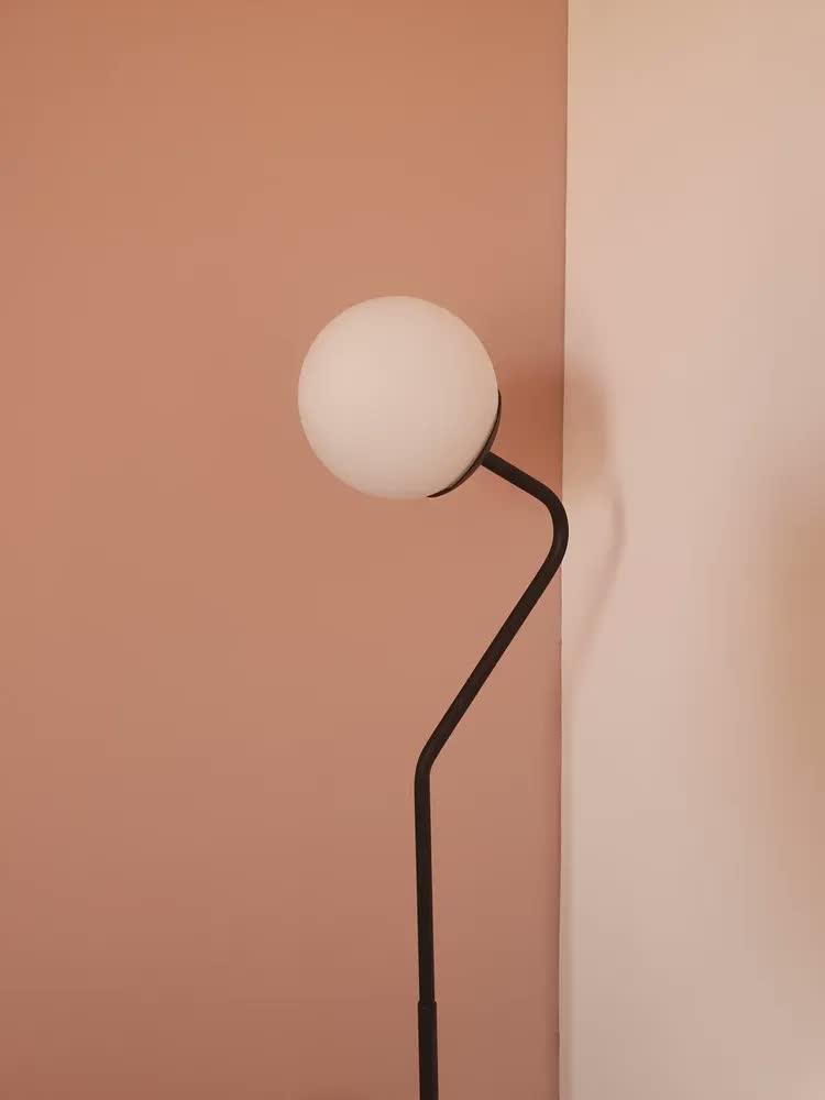 foto de Luminária De Coluna Abajur Piso Chão Globo Koma Preto