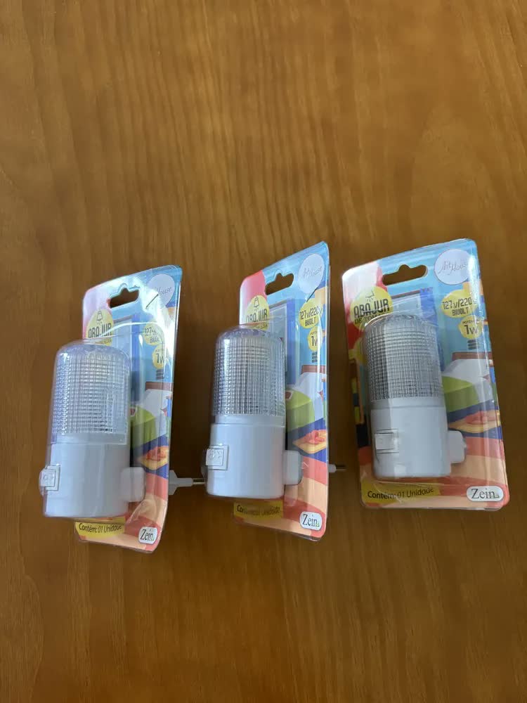 foto de Kit 3 Mini Luminárias de Tomada LED Bivolt para Quarto, Luz Noturna Branca