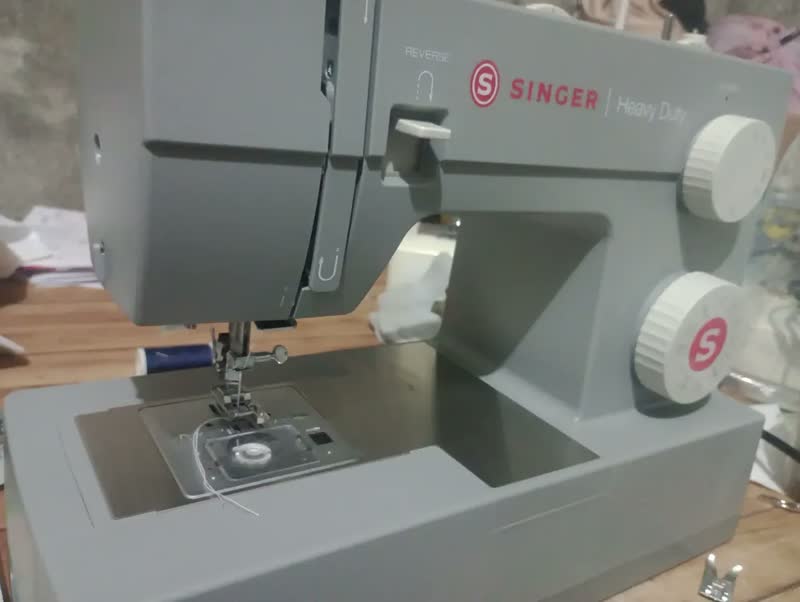foto de Máquina De Costura Reta Singer Facilita Pro 4423 Portátil - Cinza Escuro