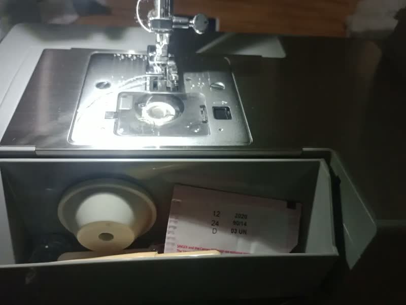 foto de Máquina De Costura Reta Singer Facilita Pro 4423 Portátil - Cinza Escuro