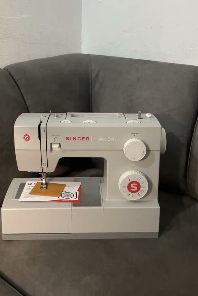 foto de Máquina De Costura Reta Singer Facilita Pro 4423 Portátil - Cinza Escuro