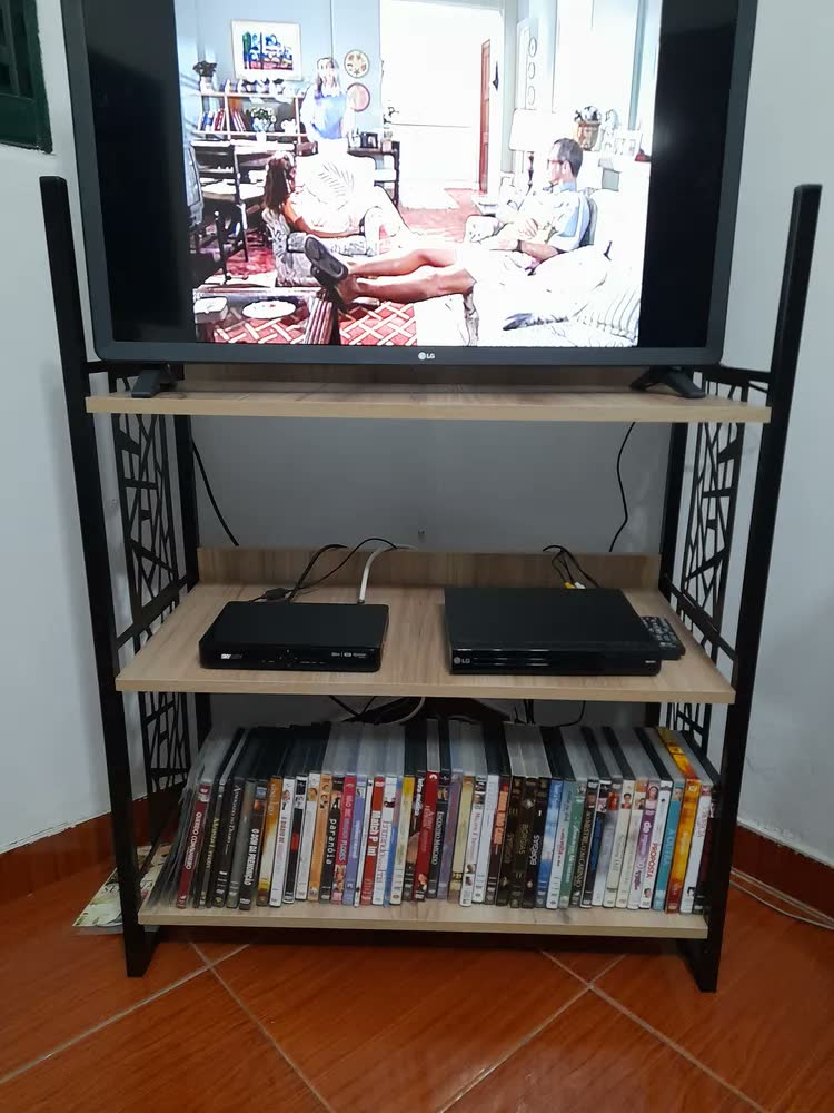 foto de Estante Livro Ciplafe Beta 03 Prateleiras Tubo Preto Fosco Tampo Madeira Amêndoa