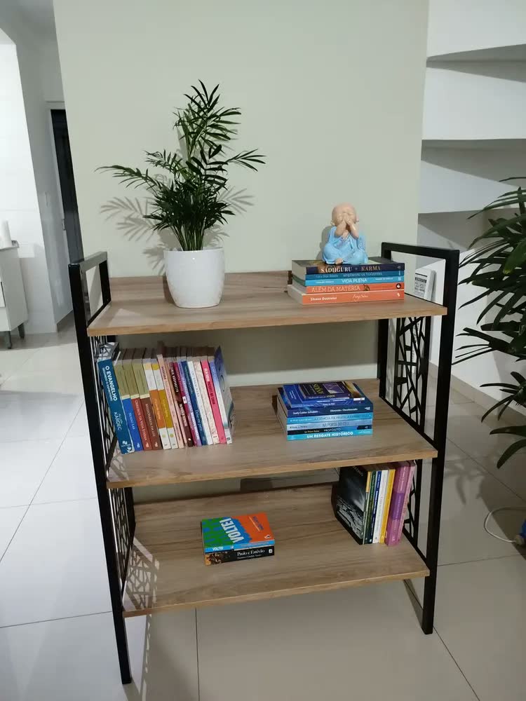 foto de Estante Livro Ciplafe Beta 03 Prateleiras Tubo Preto Fosco Tampo Madeira Amêndoa