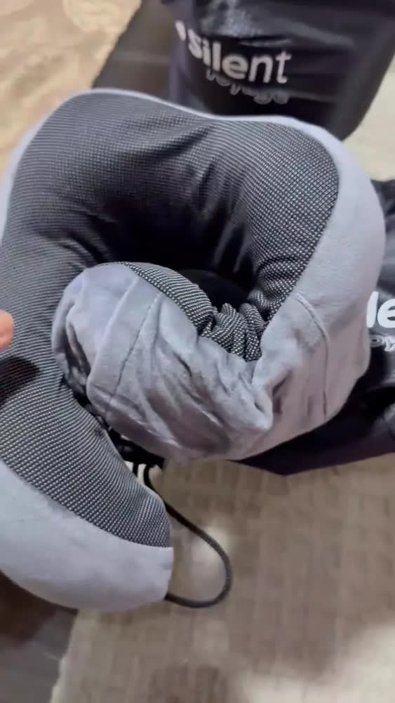 foto de Travesseiro Apoio Encosto De Pescoço Para Viagem Ergonômico Cor Cinza Silent