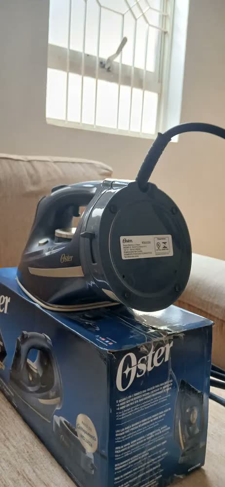 foto de Ferro de Passar 2 em 1 Sem Fio Oster GCSTCC5000 Azul 127V
