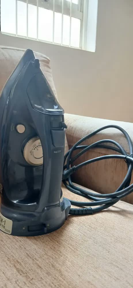 foto de Ferro de Passar 2 em 1 Sem Fio Oster GCSTCC5000 Azul 127V