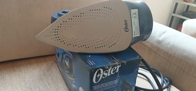 foto de Ferro de Passar 2 em 1 Sem Fio Oster GCSTCC5000 Azul 127V