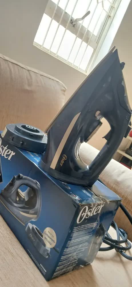 foto de Ferro de Passar 2 em 1 Sem Fio Oster GCSTCC5000 Azul 127V