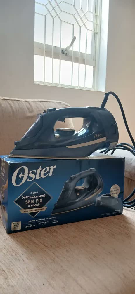 foto de Ferro de Passar 2 em 1 Sem Fio Oster GCSTCC5000 Azul 127V