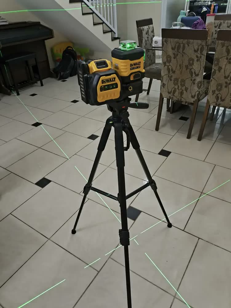 foto de Nível a Laser Verde 70 Metros 20V Dewalt Modelo DCLE34030GB 360º 3 Linhas