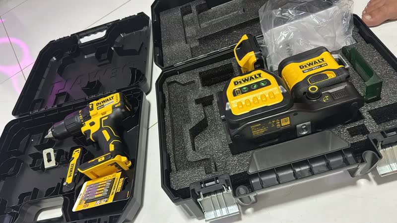 foto de Nível a Laser Verde 70 Metros 20V Dewalt Modelo DCLE34030GB 360º 3 Linhas