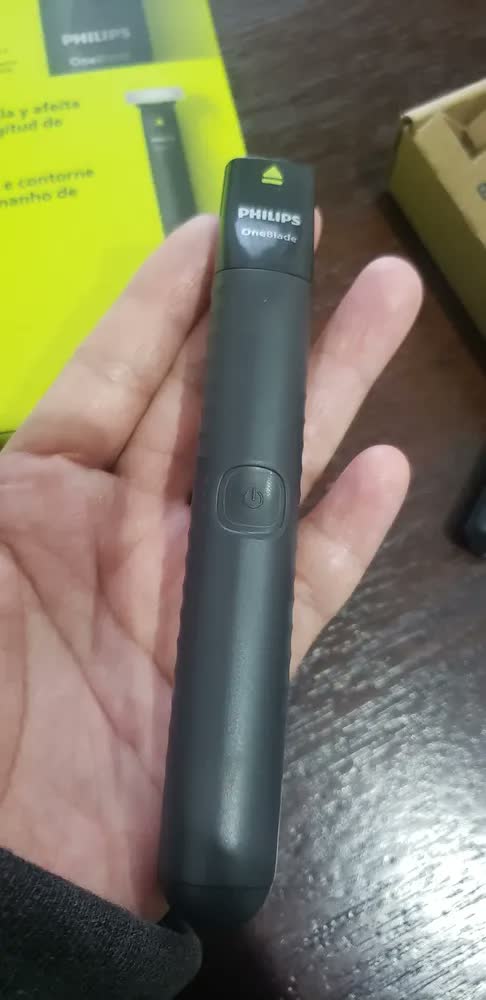 foto de Barbeador e Aparador Elétrico Philips OneBlade 2 Pentes, Sem Fio e À Prova D'Água - QP1424/10