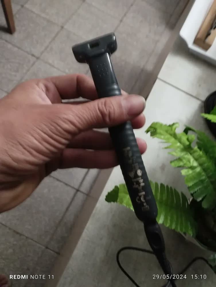 foto de Barbeador e Aparador Elétrico Philips OneBlade 2 Pentes, Sem Fio e À Prova D'Água - QP1424/10