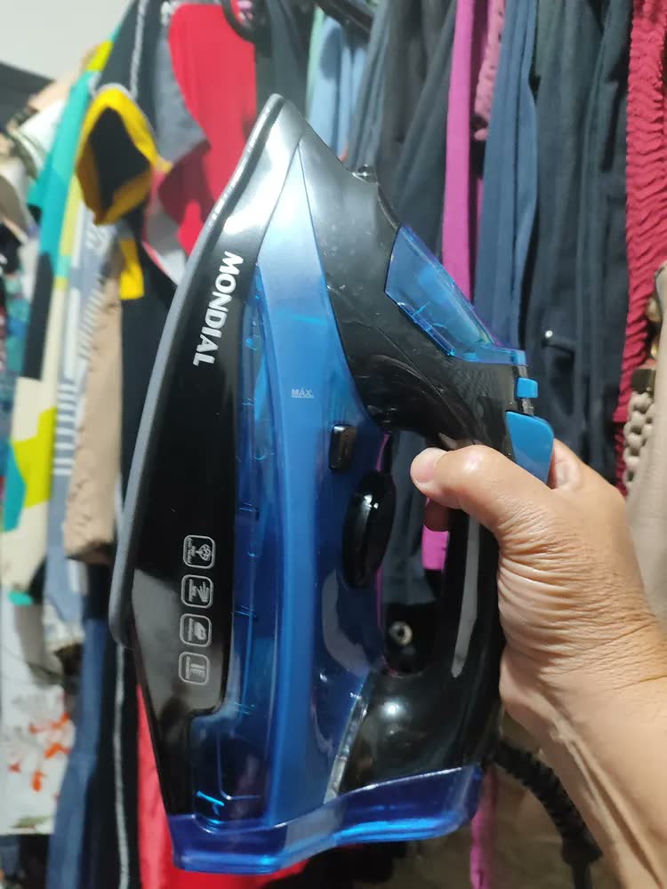 foto de Ferro De Passar A Vapor F-53 Azul E Preto Mondial