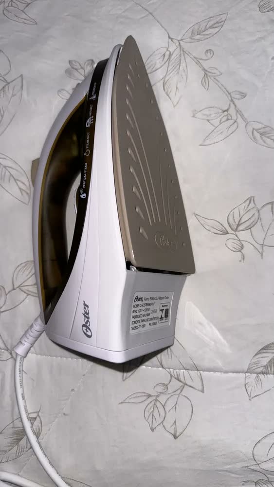 foto de Ferro de Passar GCSTBS5907 Antiaderente Com Jato De Vapor e Potência De 1200W Cor Champagne Oster