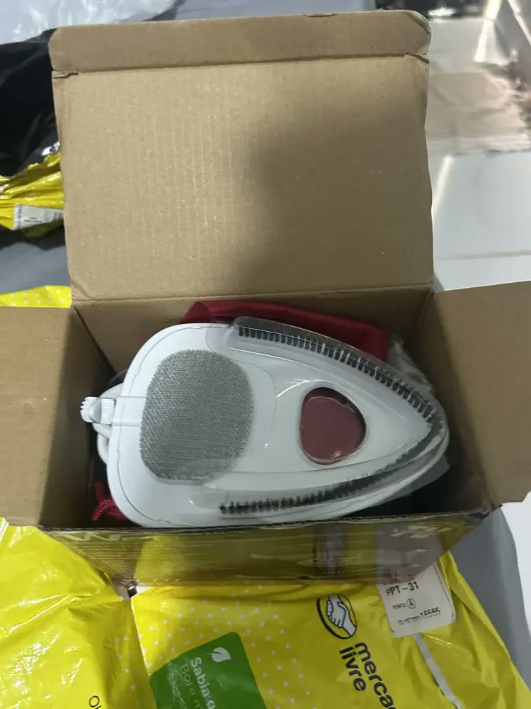 foto de Mini Ferro De Viagem Steamer Vertical Vapor Patchwork Cor Vermelho