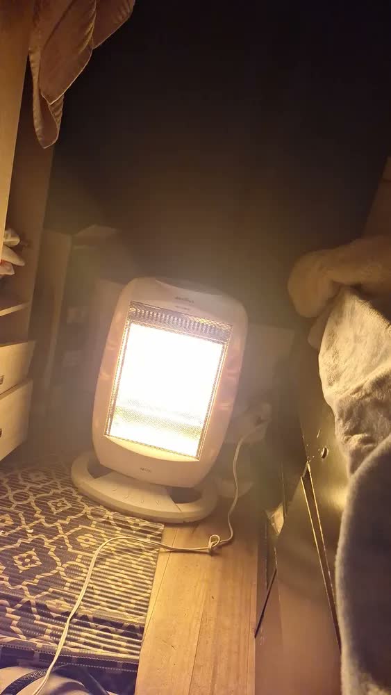 foto de Aquecedor de Ar Halógeno Britânia AB1200 1200W com Oscilação